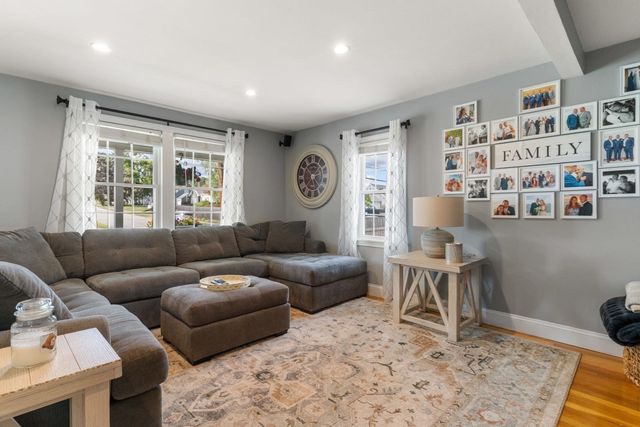 22 Aberdeen Ave, Waltham, MA 02453