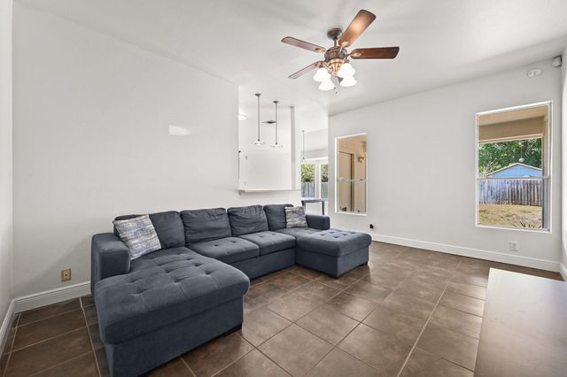 141 Henke CV, Kyle, TX 78640