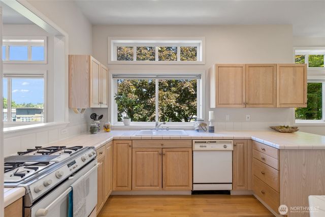 327 2nd Avenue S, Kirkland, WA 98033