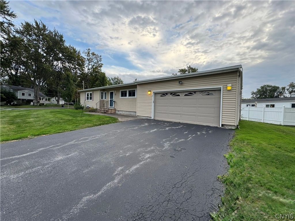 17 Gooseberry Lane, Clay, NY 13090