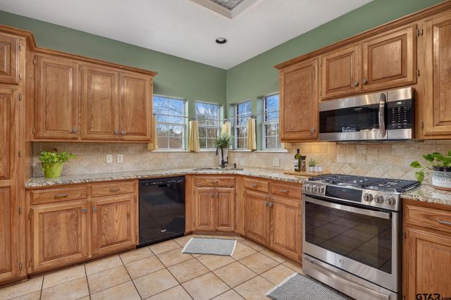 18344 Springmill Ct, Flint, TX 75762