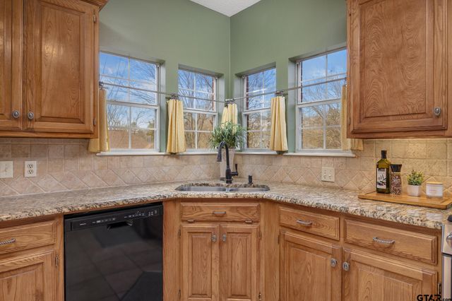 18344 Springmill Ct, Flint, TX 75762