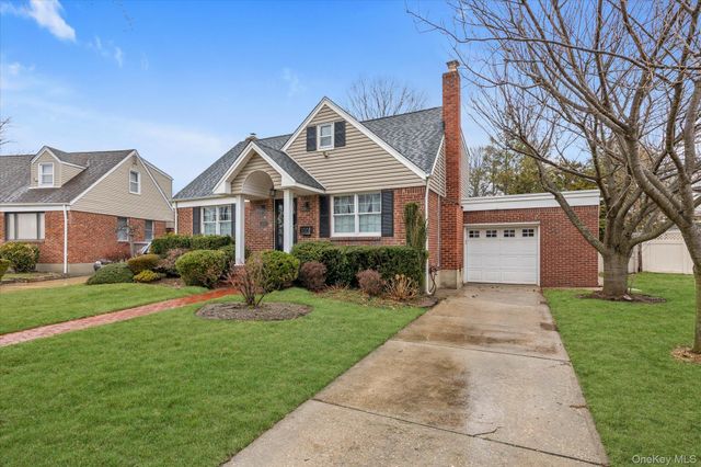 212 Wilton Street, New Hyde Park, NY 11040