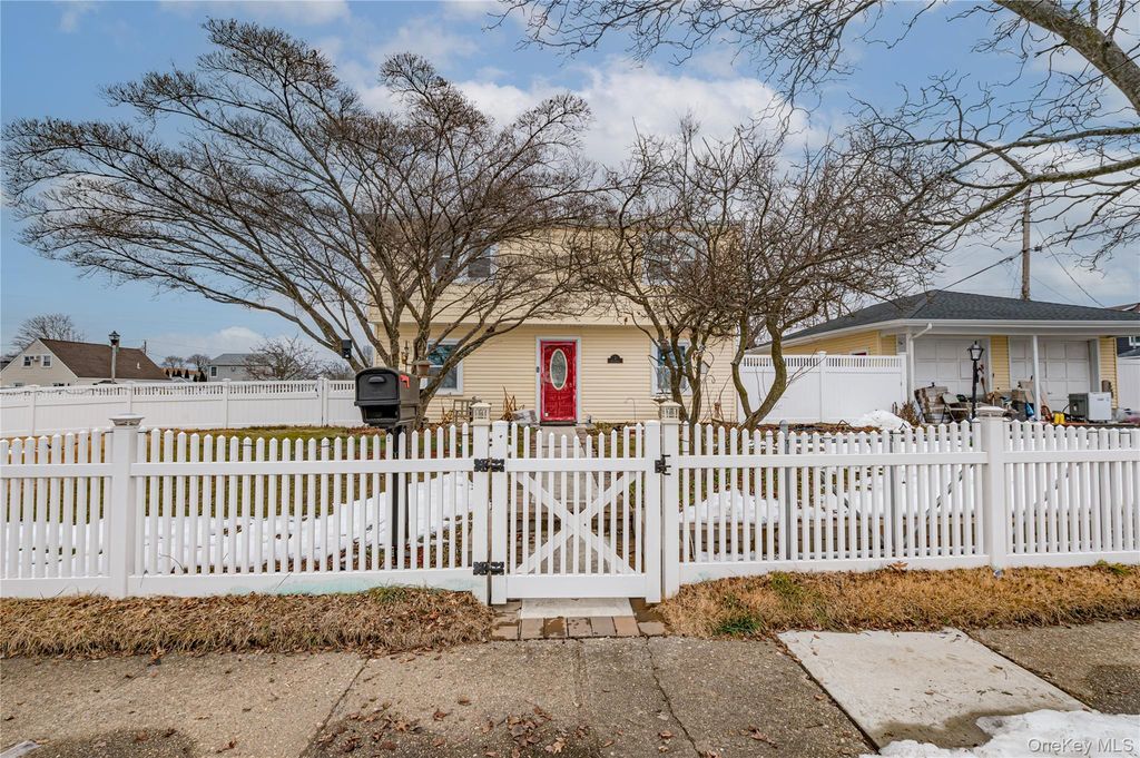 3 Brook Lane, Levittown, NY 11756