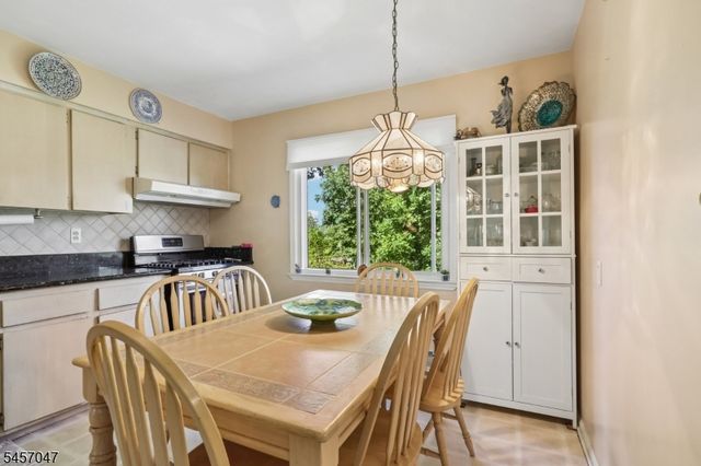 347 Alan Dr, Paramus Boro, NJ 07652