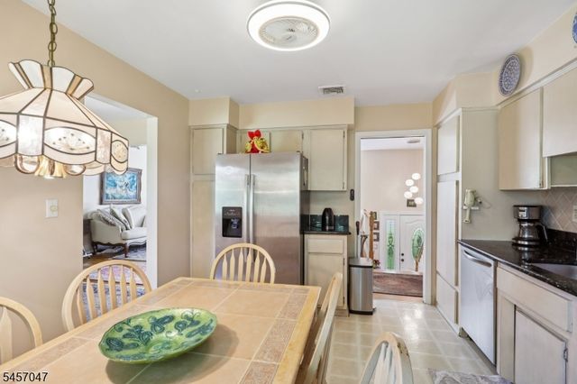 347 Alan Dr, Paramus Boro, NJ 07652