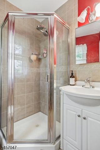 347 Alan Dr, Paramus Boro, NJ 07652