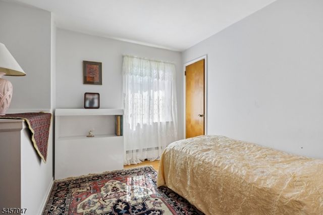 347 Alan Dr, Paramus Boro, NJ 07652