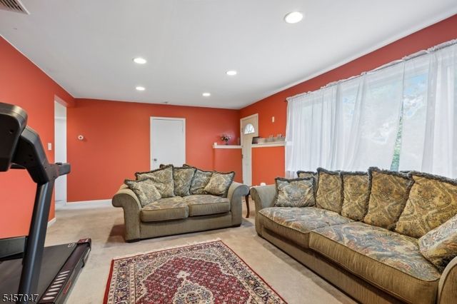 347 Alan Dr, Paramus Boro, NJ 07652