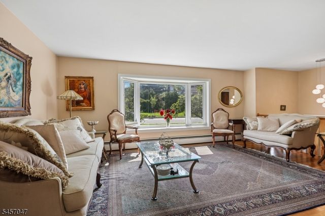 347 Alan Dr, Paramus Boro, NJ 07652