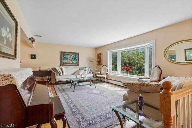 347 Alan Dr, Paramus Boro, NJ 07652