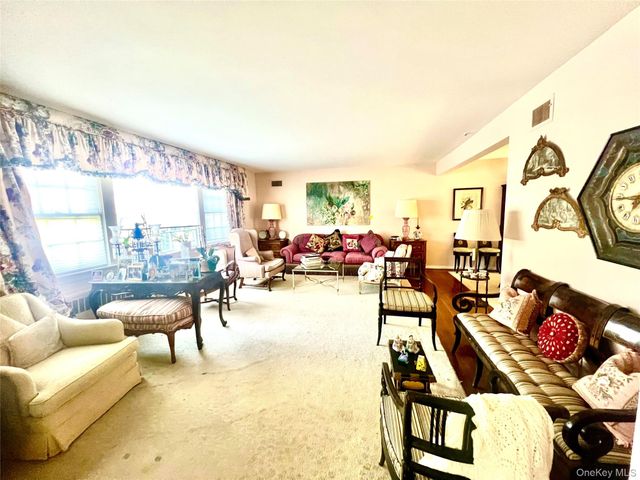 2 Wyckoff Place, Woodmere, NY 11598