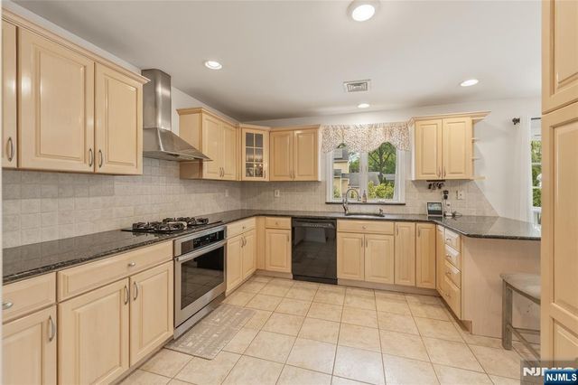 290 McHenry Drive, Paramus, NJ 07652