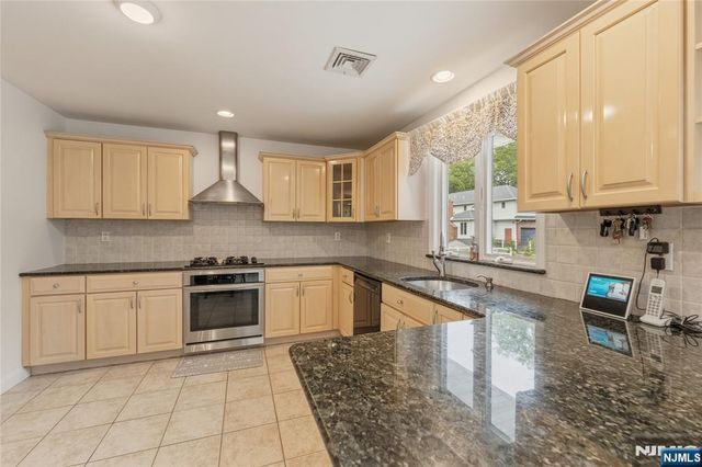 290 McHenry Drive, Paramus, NJ 07652