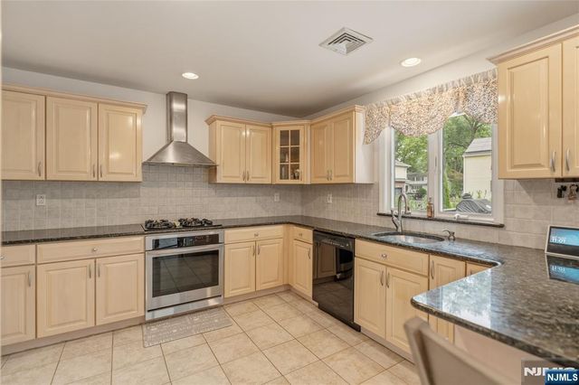 290 McHenry Drive, Paramus, NJ 07652