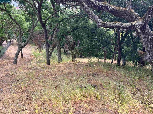 Turquoise Dr, Hercules, CA 94547