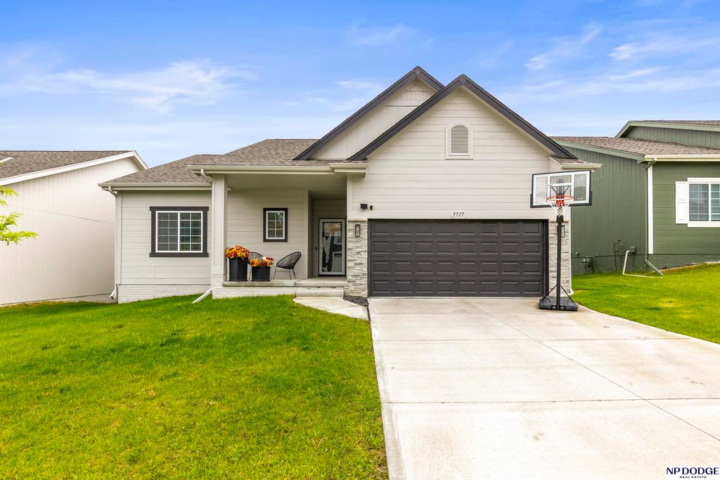 7717 N 108th Street, Omaha, NE 68142