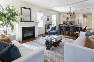 17 Davis Ave. 1, Brookline, MA 02445