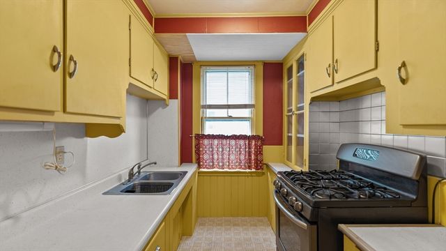 198 Arnold St, New Bedford, MA 02740