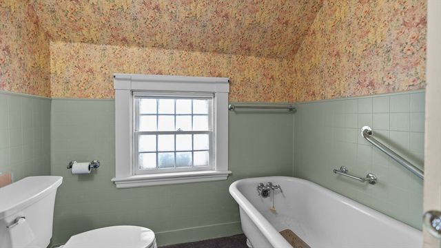 198 Arnold St, New Bedford, MA 02740