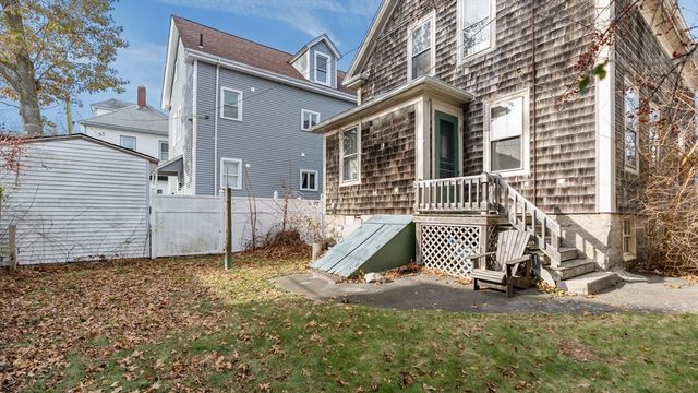 198 Arnold St, New Bedford, MA 02740