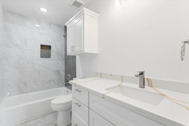 230 S Y Street, La Porte, TX 77571