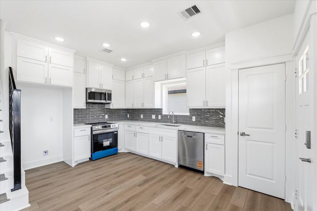 230 S Y Street, La Porte, TX 77571