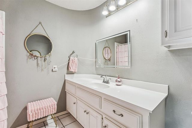 6104 Laquinta Drive, Edmond, OK 73025