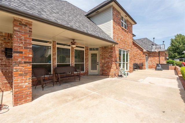 6104 Laquinta Drive, Edmond, OK 73025