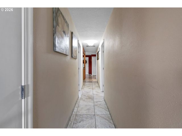 200 S CASCADE Dr, Woodburn, OR 97071