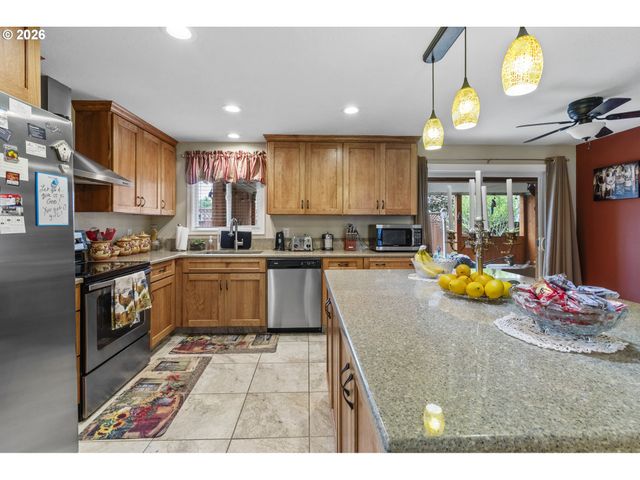 200 S CASCADE Dr, Woodburn, OR 97071