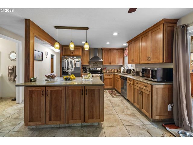 200 S CASCADE Dr, Woodburn, OR 97071