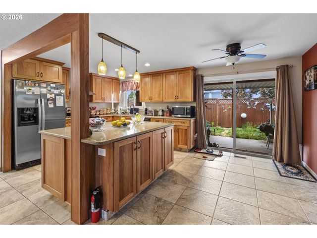 200 S CASCADE Dr, Woodburn, OR 97071