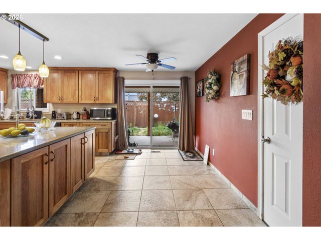 200 S CASCADE Dr, Woodburn, OR 97071