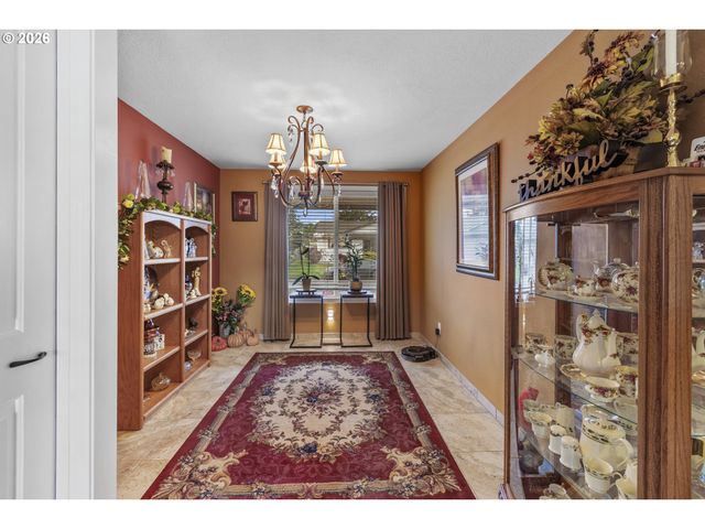 200 S CASCADE Dr, Woodburn, OR 97071