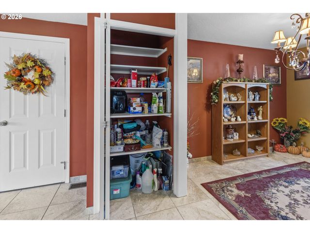 200 S CASCADE Dr, Woodburn, OR 97071