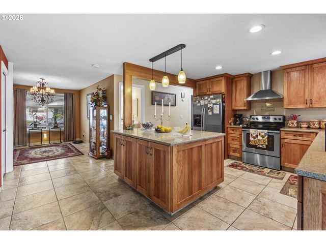 200 S CASCADE Dr, Woodburn, OR 97071