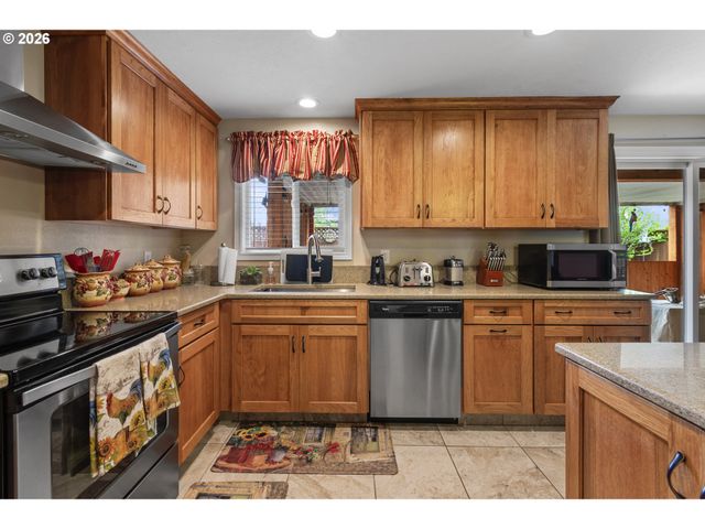 200 S CASCADE Dr, Woodburn, OR 97071