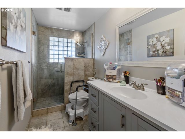 200 S CASCADE Dr, Woodburn, OR 97071