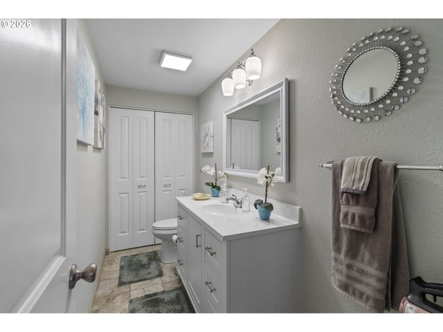 200 S CASCADE Dr, Woodburn, OR 97071