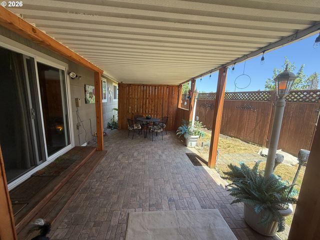 200 S CASCADE Dr, Woodburn, OR 97071