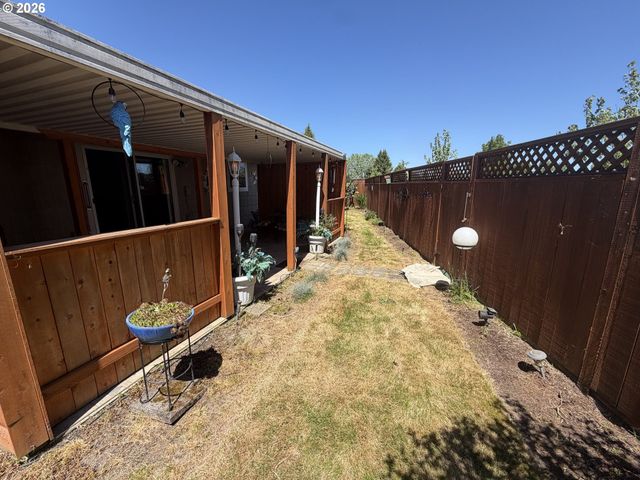 200 S CASCADE Dr, Woodburn, OR 97071