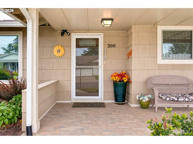 200 S CASCADE Dr, Woodburn, OR 97071