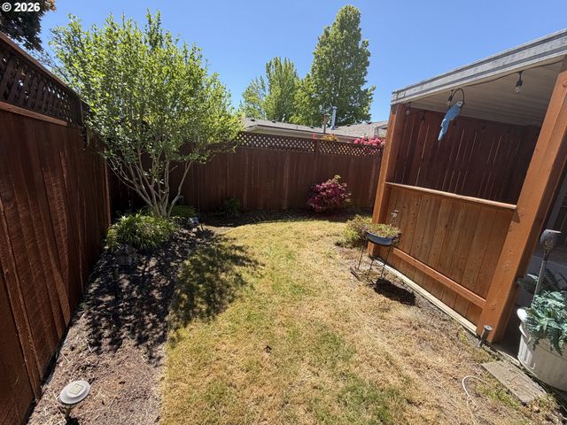 200 S CASCADE Dr, Woodburn, OR 97071