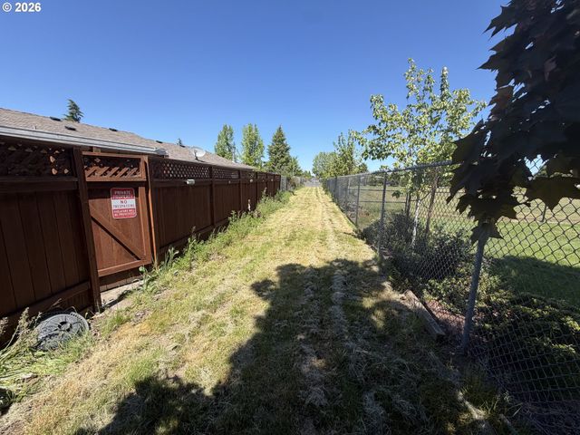 200 S CASCADE Dr, Woodburn, OR 97071
