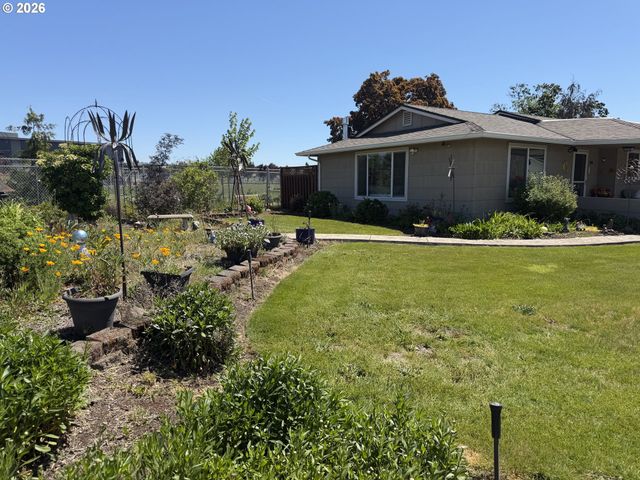 200 S CASCADE Dr, Woodburn, OR 97071