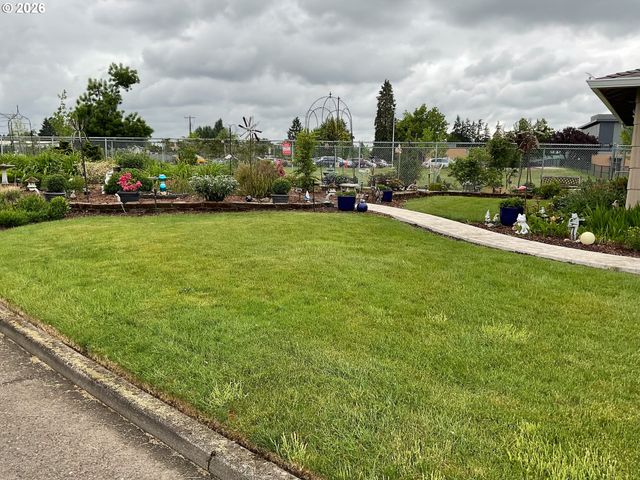 200 S CASCADE Dr, Woodburn, OR 97071