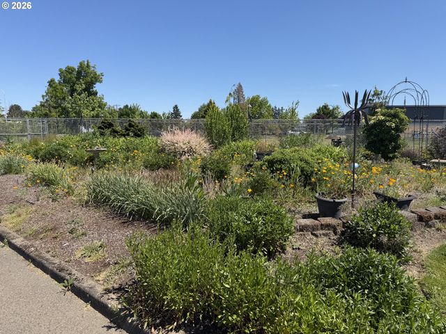 200 S CASCADE Dr, Woodburn, OR 97071