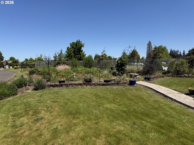 200 S CASCADE Dr, Woodburn, OR 97071