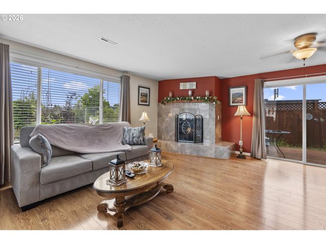 200 S CASCADE Dr, Woodburn, OR 97071